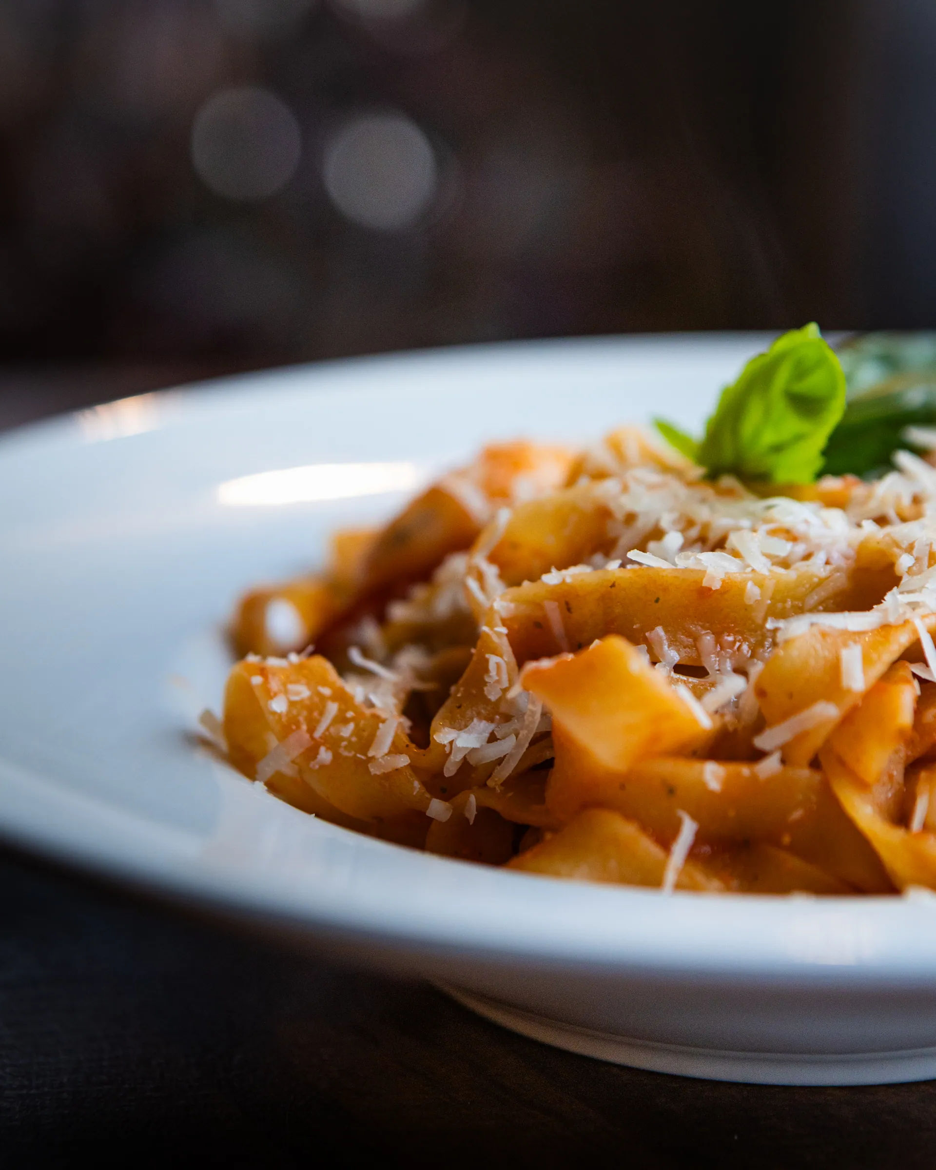 Fettuccine cu parmezan și busuioc — E45 Restobar